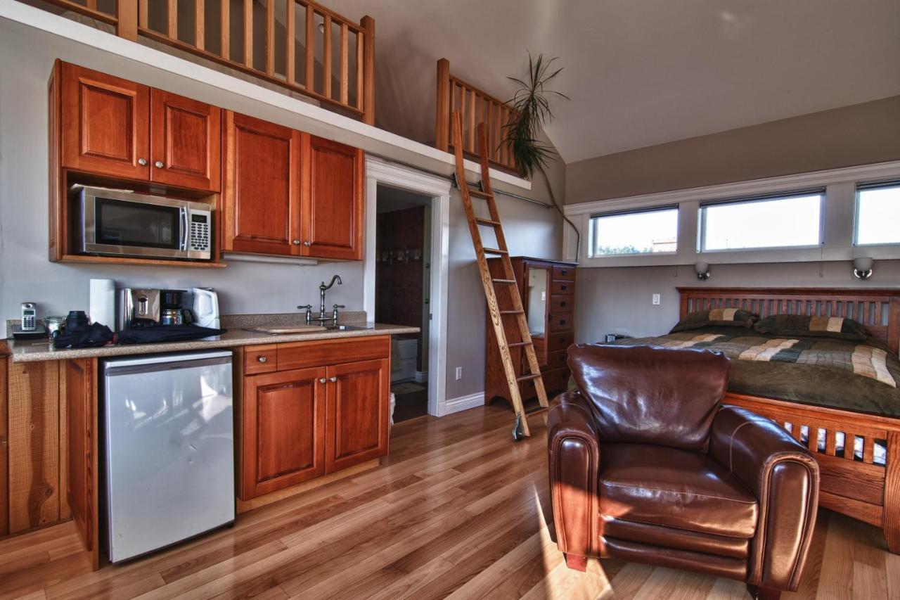 Birds Of A Feather Victoria Oceanfront Studio Suites Colwood Buitenkant foto