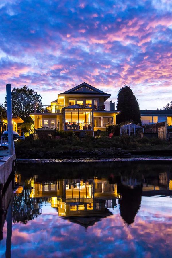 Birds Of A Feather Victoria Oceanfront Studio Suites Colwood Buitenkant foto