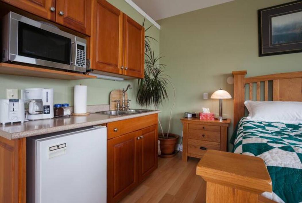 Birds Of A Feather Victoria Oceanfront Studio Suites Colwood Buitenkant foto