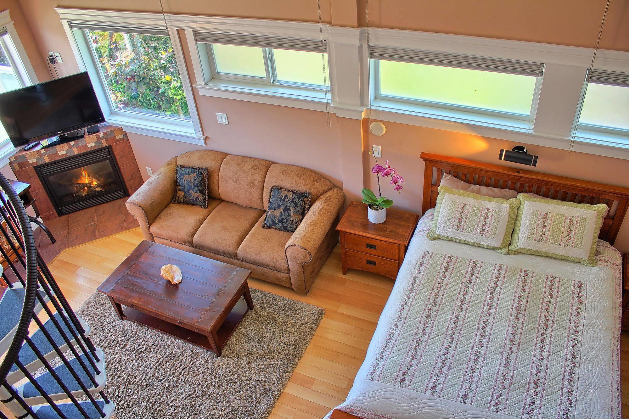Birds Of A Feather Victoria Oceanfront Studio Suites Colwood Buitenkant foto