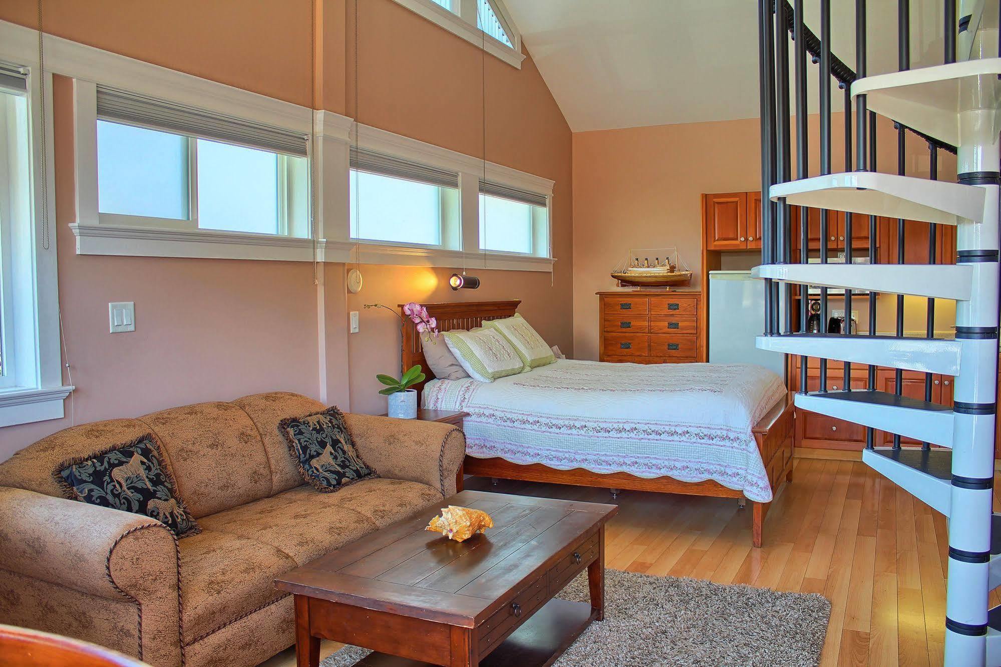 Birds Of A Feather Victoria Oceanfront Studio Suites Colwood Buitenkant foto
