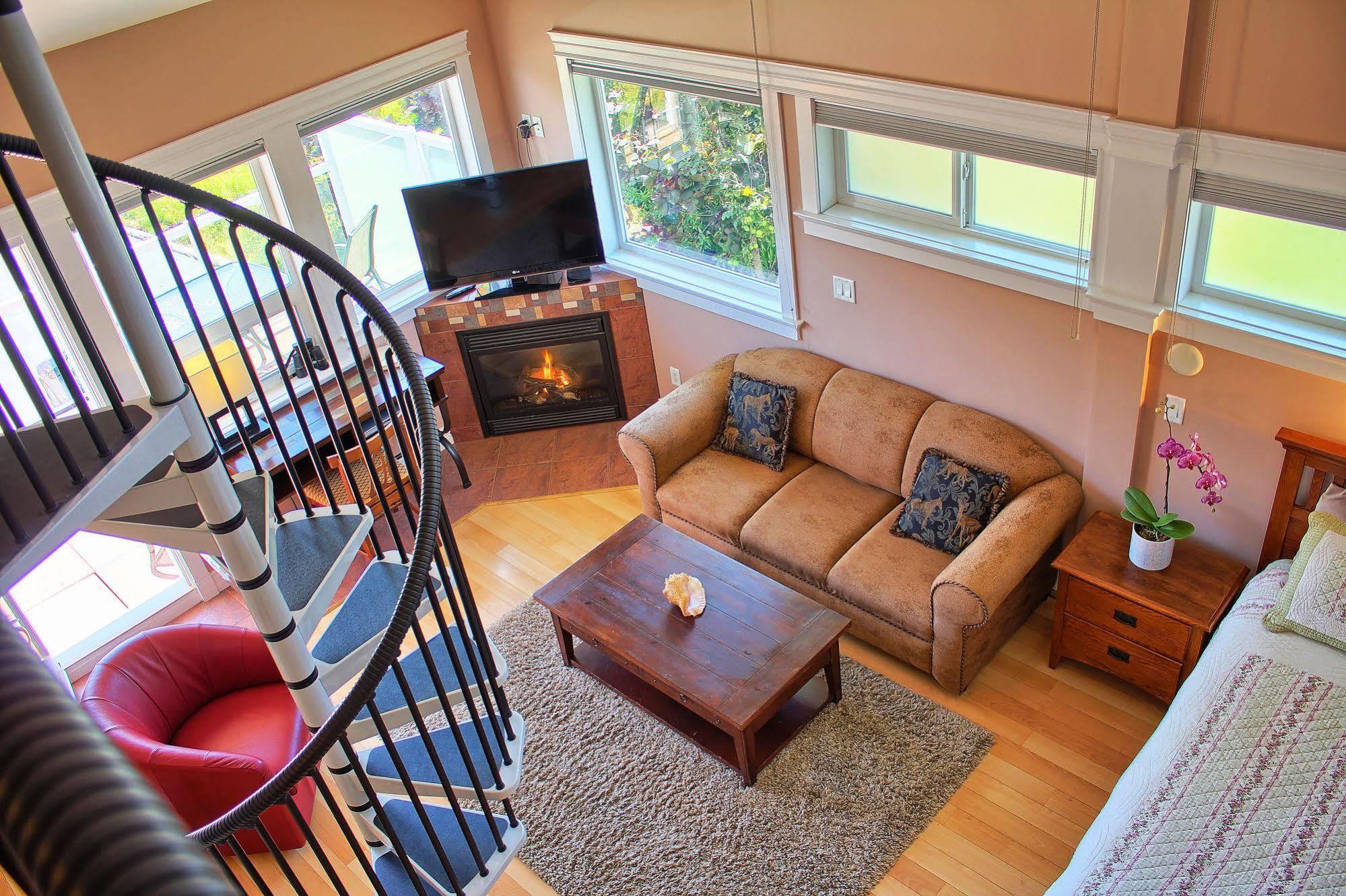 Birds Of A Feather Victoria Oceanfront Studio Suites Colwood Buitenkant foto