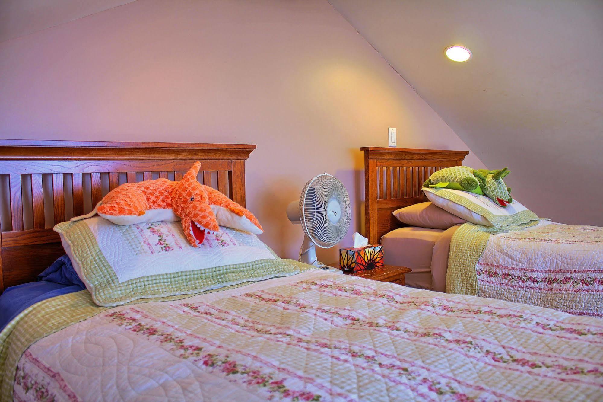 Birds Of A Feather Victoria Oceanfront Studio Suites Colwood Buitenkant foto