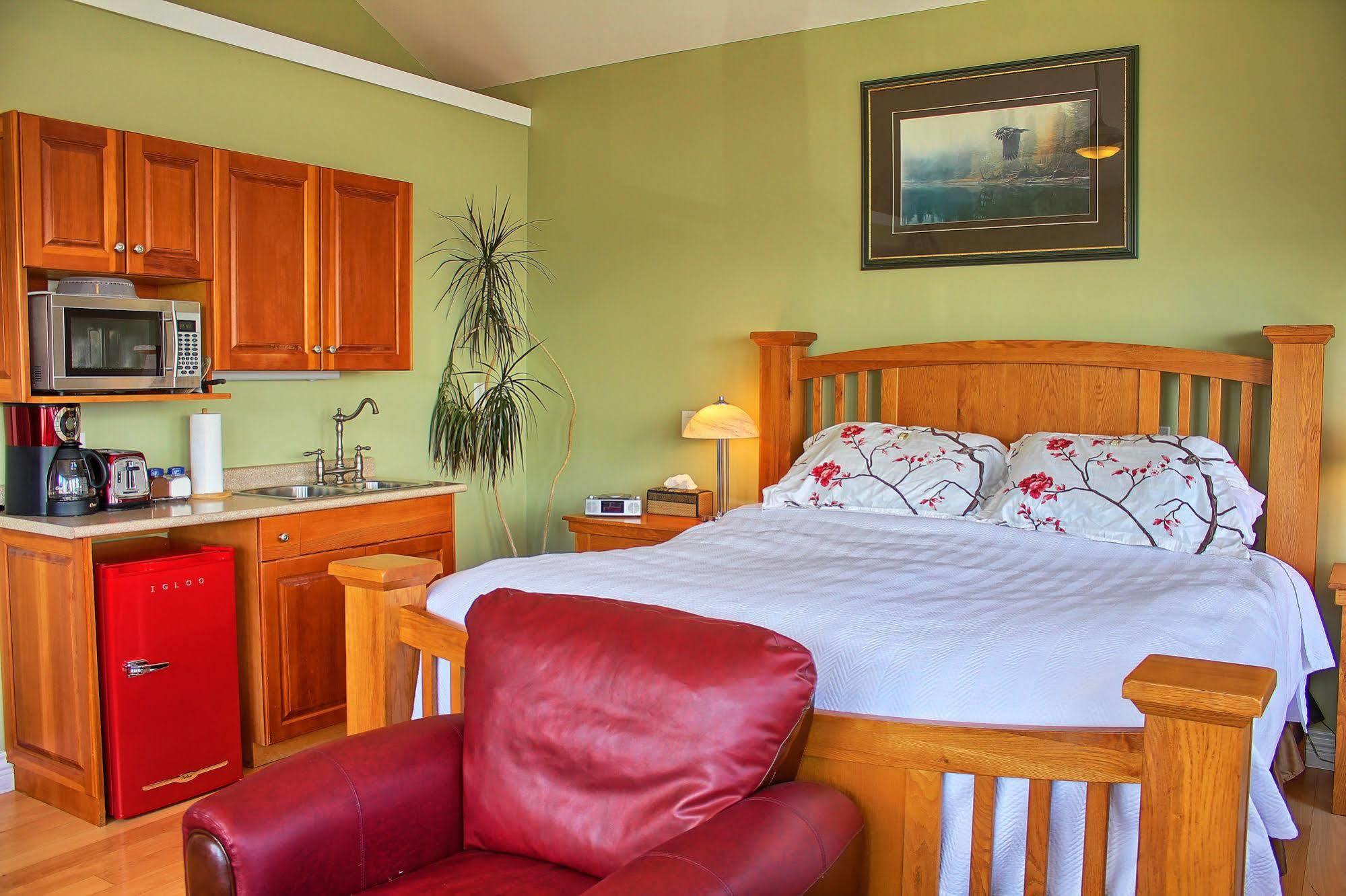 Birds Of A Feather Victoria Oceanfront Studio Suites Colwood Buitenkant foto